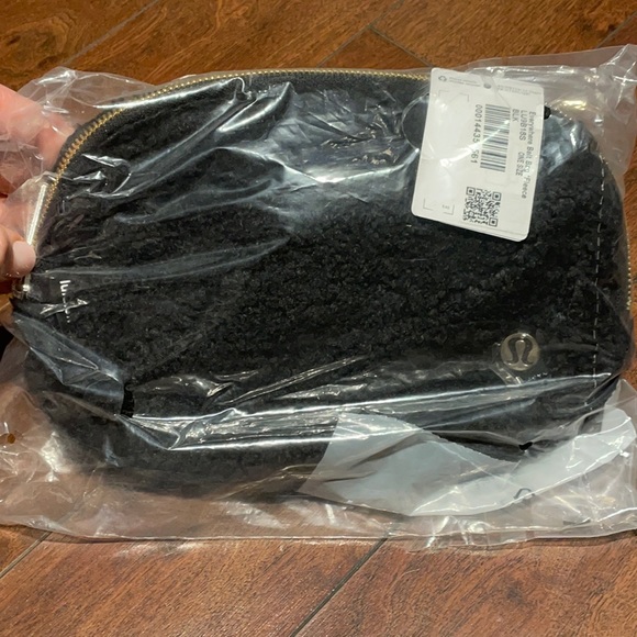 BNWT Lululemon Everywhere Belt Bag *Fleece - Picture 3 of 5